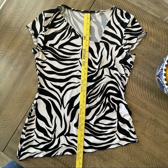 Suzie in the City Black and‎ White Zebra Print Asymmetrical Top - Large - Picture 6 of 8